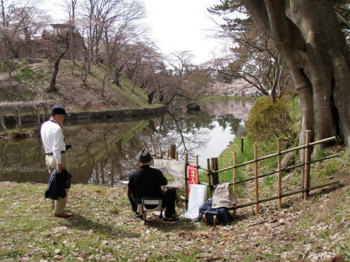弘前城趾、蓮池で写生を楽しむ人